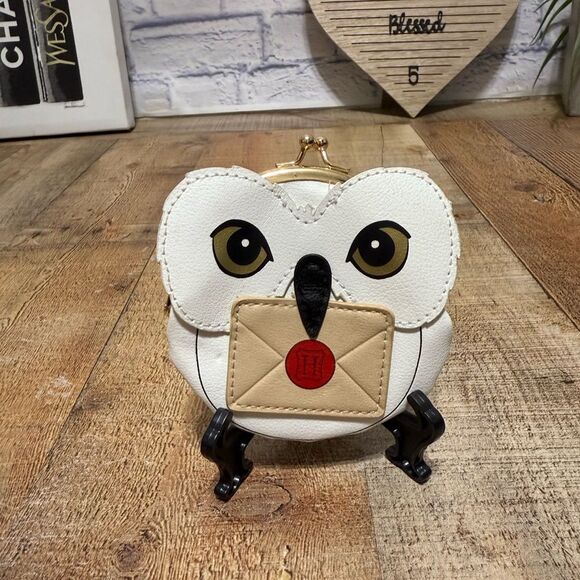 Bioworld
Harry Potter Hedwig Letter to Hogwarts Kiss Lock Coin Pouch - Picture 1 of 9